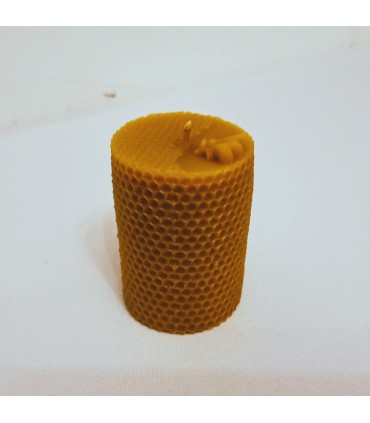 Walec z wzorem plastra miodu z pszczołą 7 cm - Świeca z wosku pszczelego