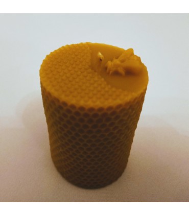 Walec z wzorem plastra miodu z pszczołą 7 cm - Świeca z wosku pszczelego