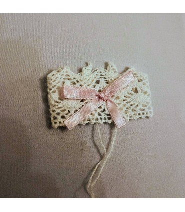 Koronkowa ozdoba na świecę mniejsza z różową kokardą - Dodatki do świec