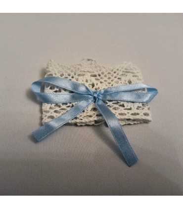 Koronkowa ozdoba na świecę mniejsza z niebieską kokardą - Dodatki do świec
