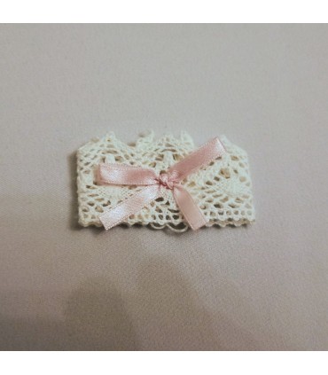 Koronkowa ozdoba na świecę większa z różową kokardą - Dodatki do świec