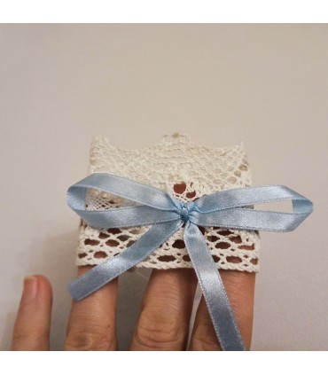 Koronkowa ozdoba na świecę większa z niebieską kokardą - Dodatki do świec