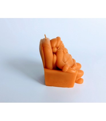 Święty Mikołaj w fotelu - Świeczka z wosku pszczelego