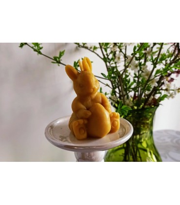 Zajączek z pisanką - Świeczka z wosku pszczelego